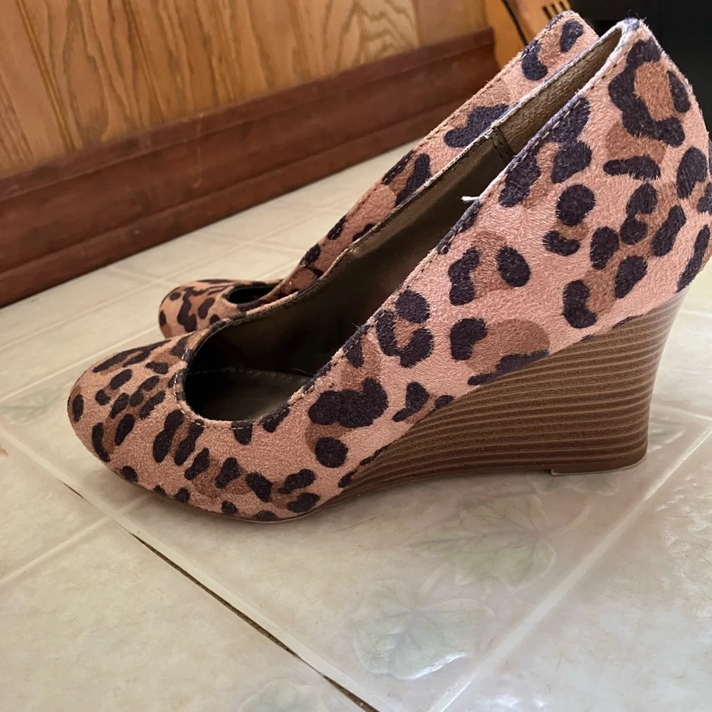 Dexter Exotic Kylie Leopard Print Faux Suede Wedges 91 341-04 - Picture 2 of 5